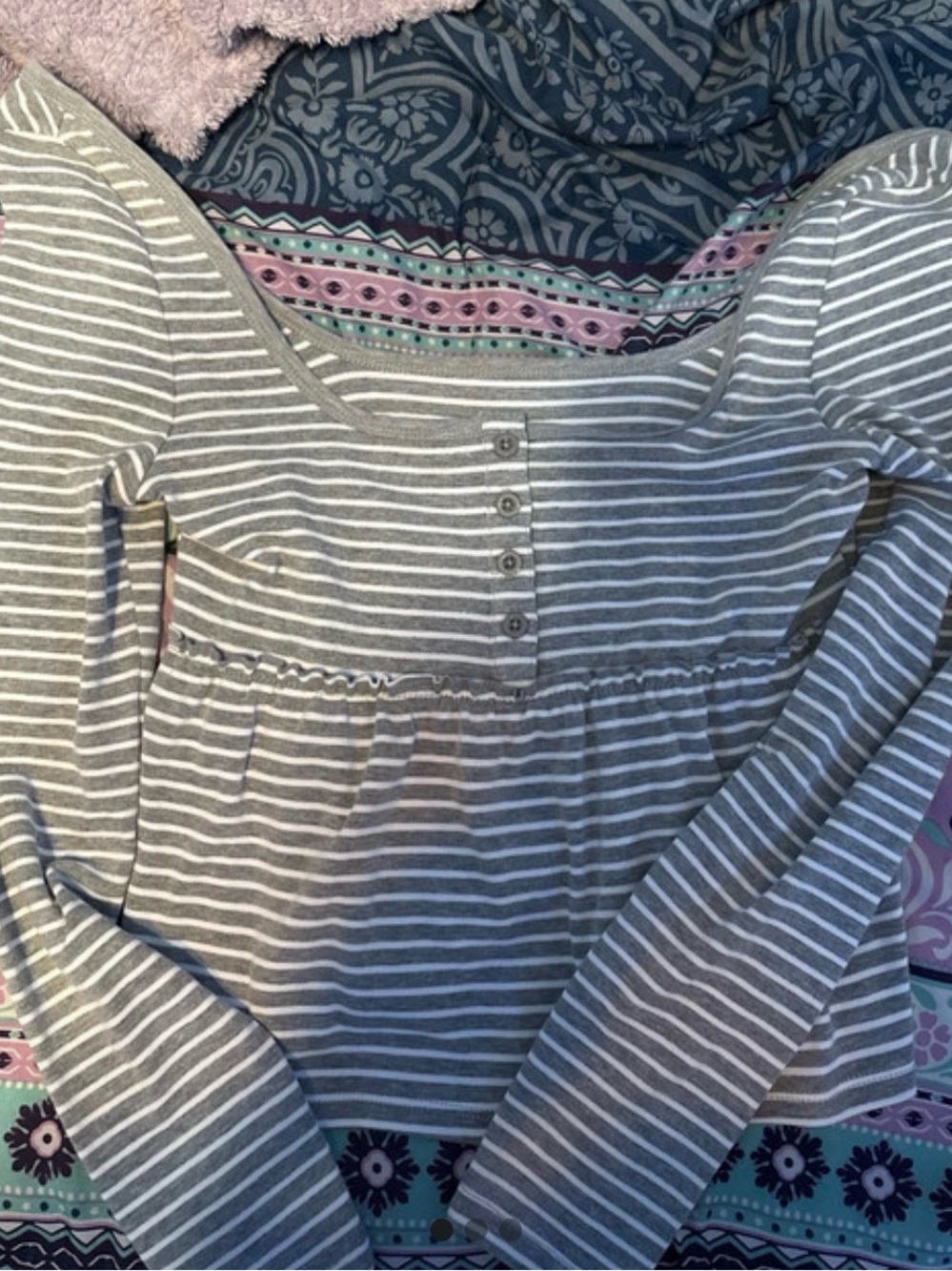 Women’s Gray & White Striped Long-Sleeve Top